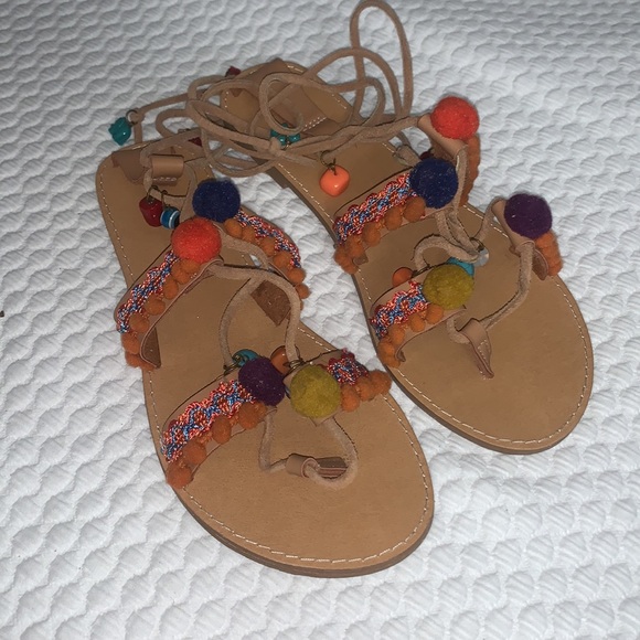 Strappy Gladiator sandal with charms - Picture 2 of 3